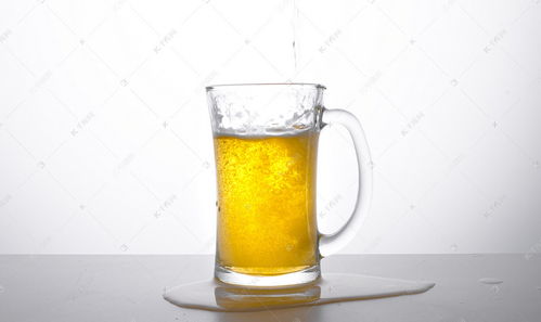 夏日微醺 白昼酒杯中的静谧光影
